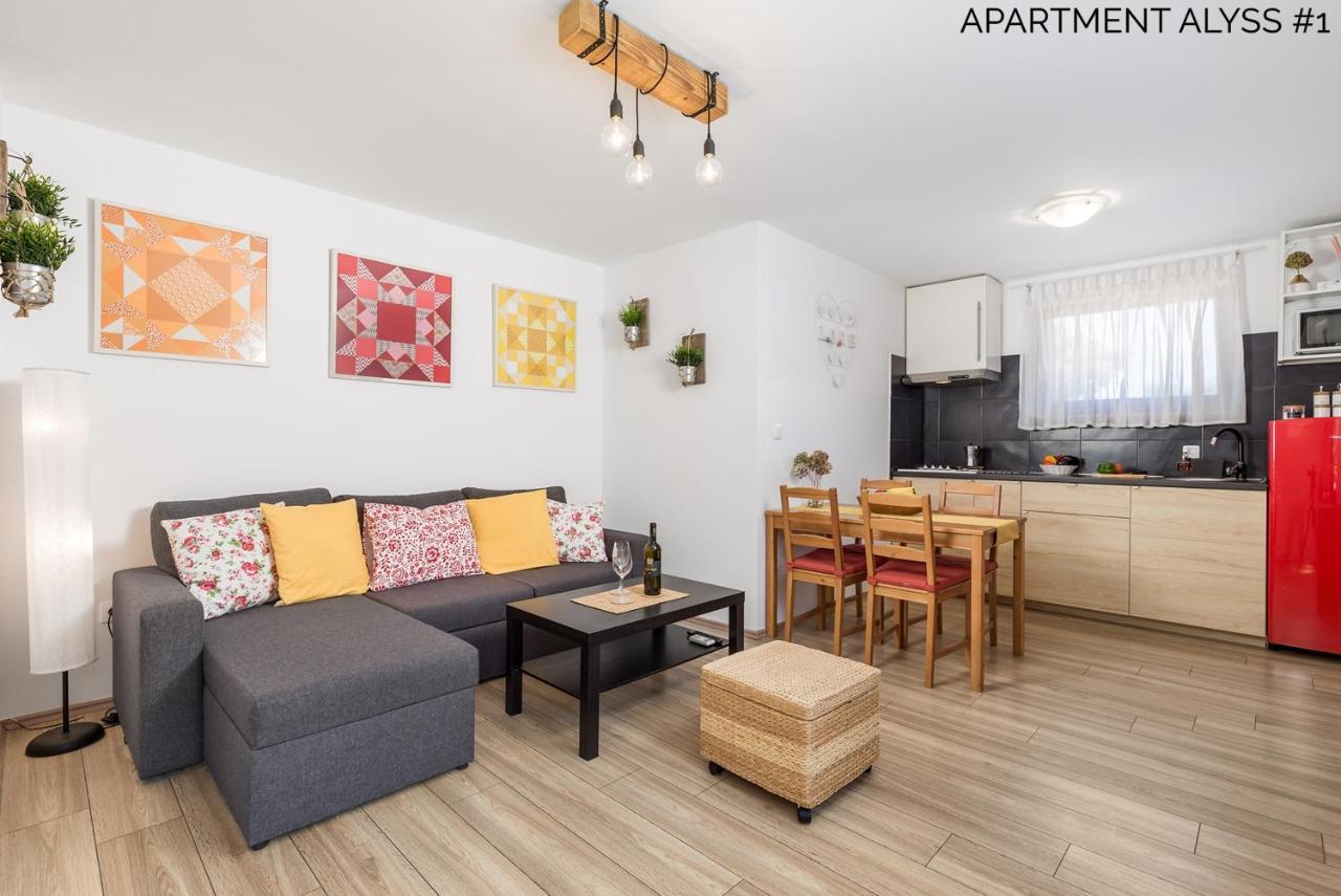 Apartments Alyss Ловран Екстер'єр фото